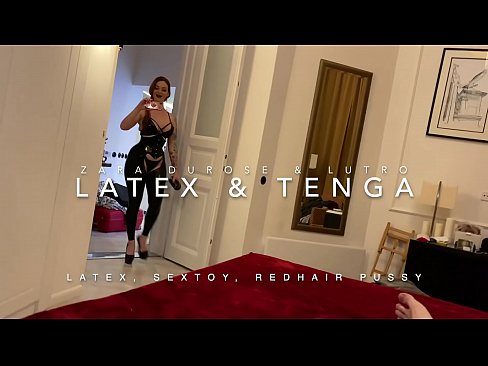 ❤️ Ngoanana e monyane ea nang le hlooho e khubelu ea apereng seaparo sa latex se kentsoeng ke ntate oa bobeli Litšoantšo tsa bootsoa ka morao ❌️❤